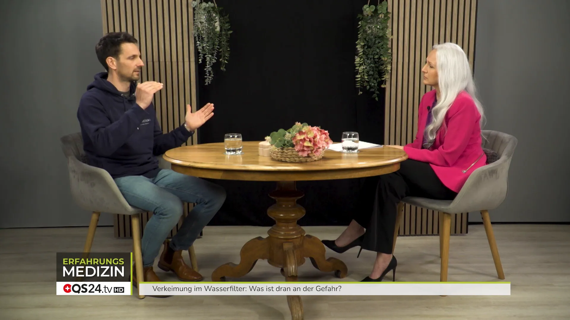 Nikolaus Hippe erklärt das Prinzip: stehendes Wasser begünstigt Verkeimung