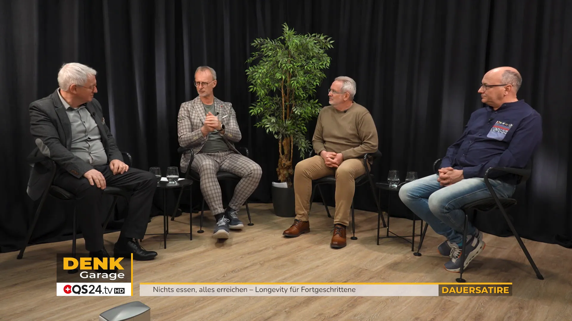 Moderator und Gäste debattieren über kommerzielle Longevity-Zentren