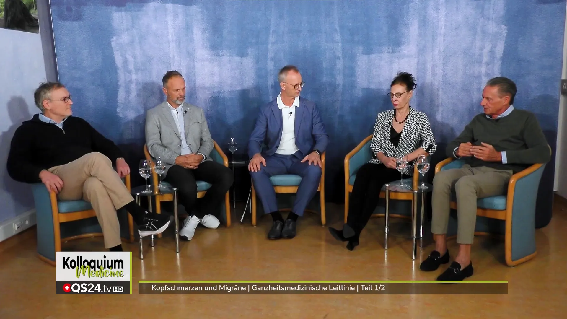 Moderator stellt die Ausgangsfragen zur Schulmedizin und Migräne