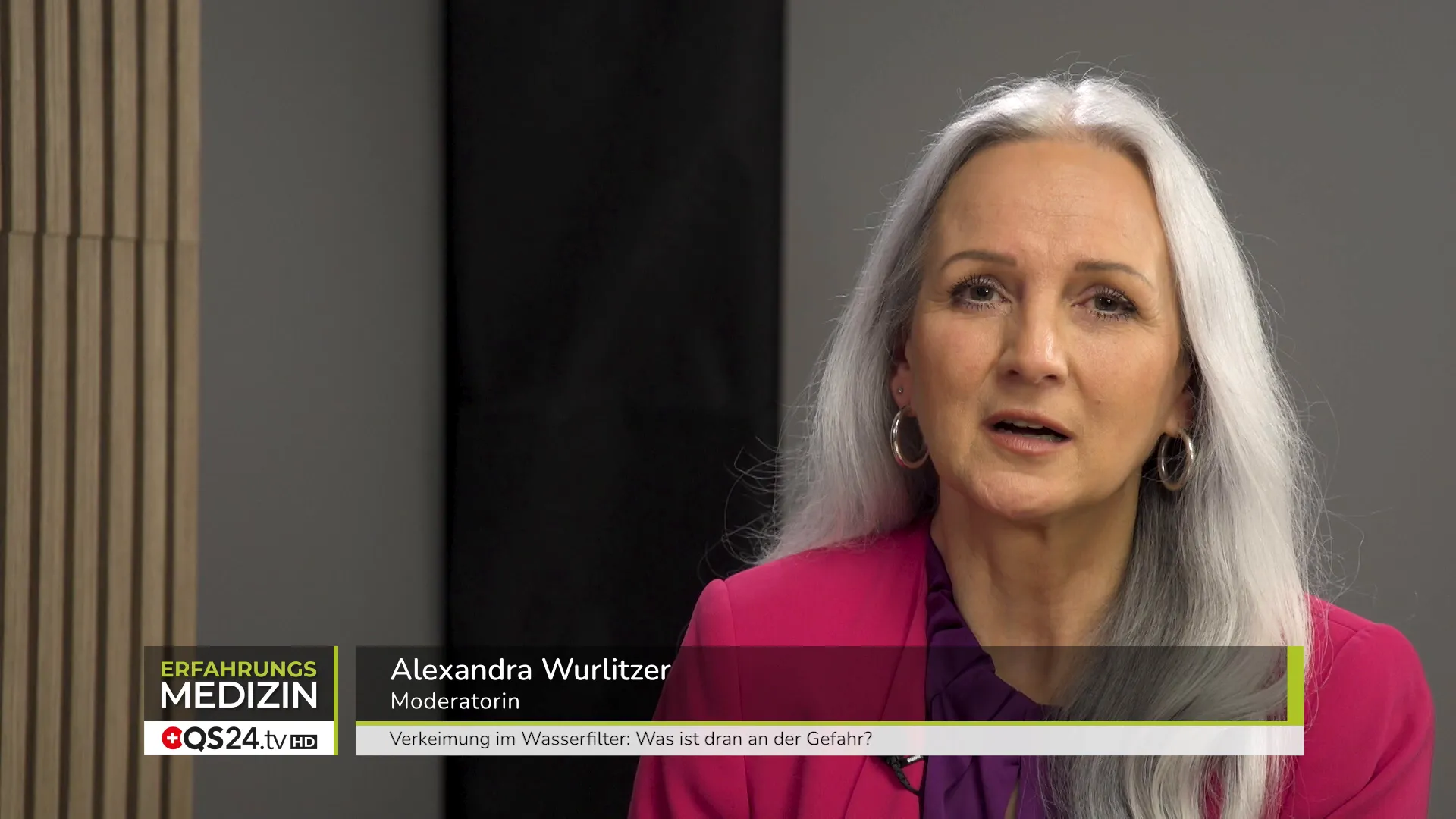 Moderatorin kündigt das Thema Wasserfilter und mögliche Verkeimung an