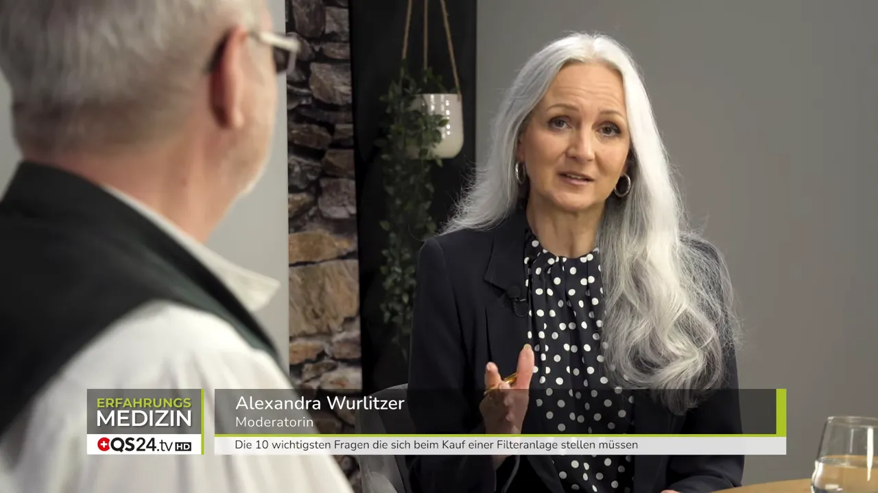 Moderatorin stellt das Thema: Die zehn wichtigsten Fragen zur Filteranlage