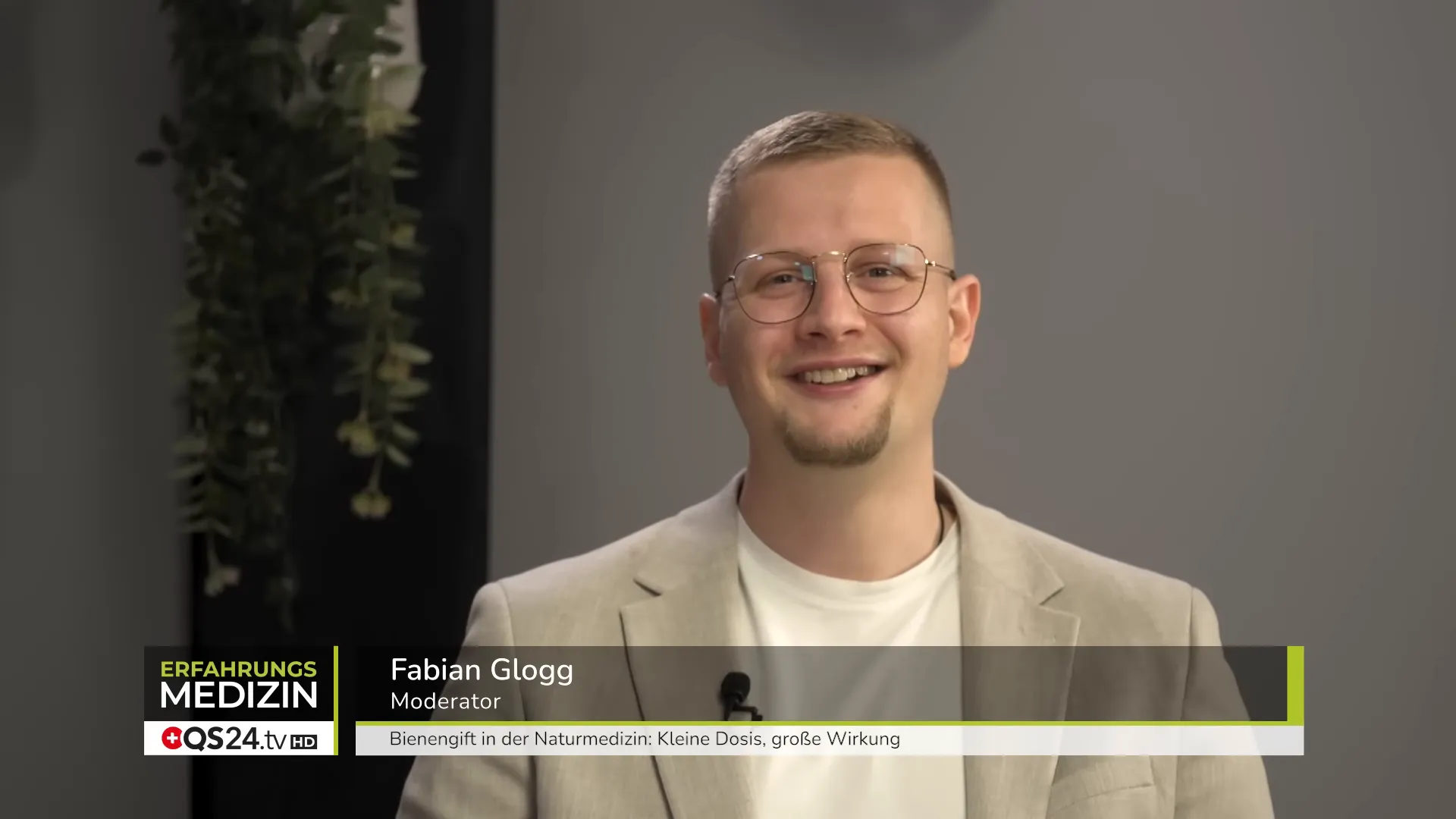 Abschlussbild: Moderation dankt den Gästen, QS24-Logo im Hintergrund