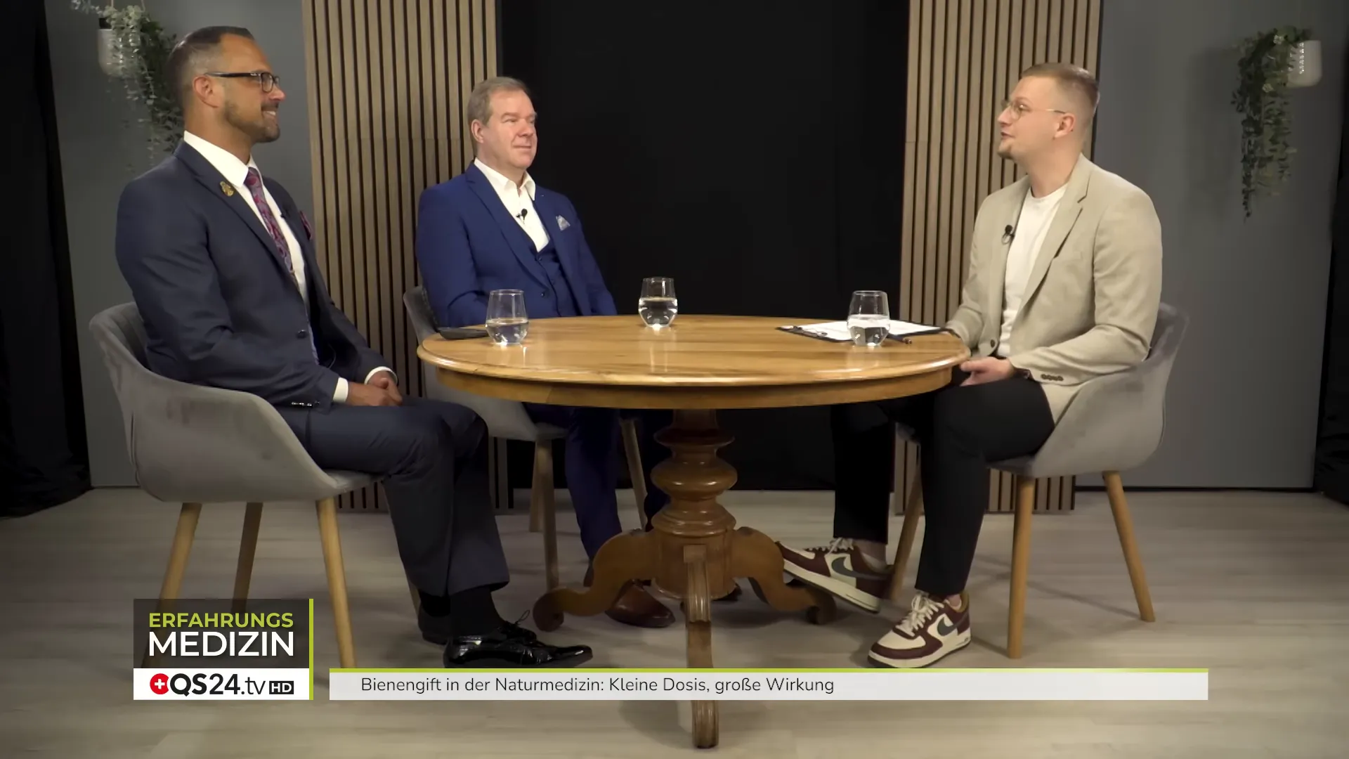 Moderation und Gäste: Fabian Glogg, Daniel Stecher und Peter Emmrich bei der Sendung