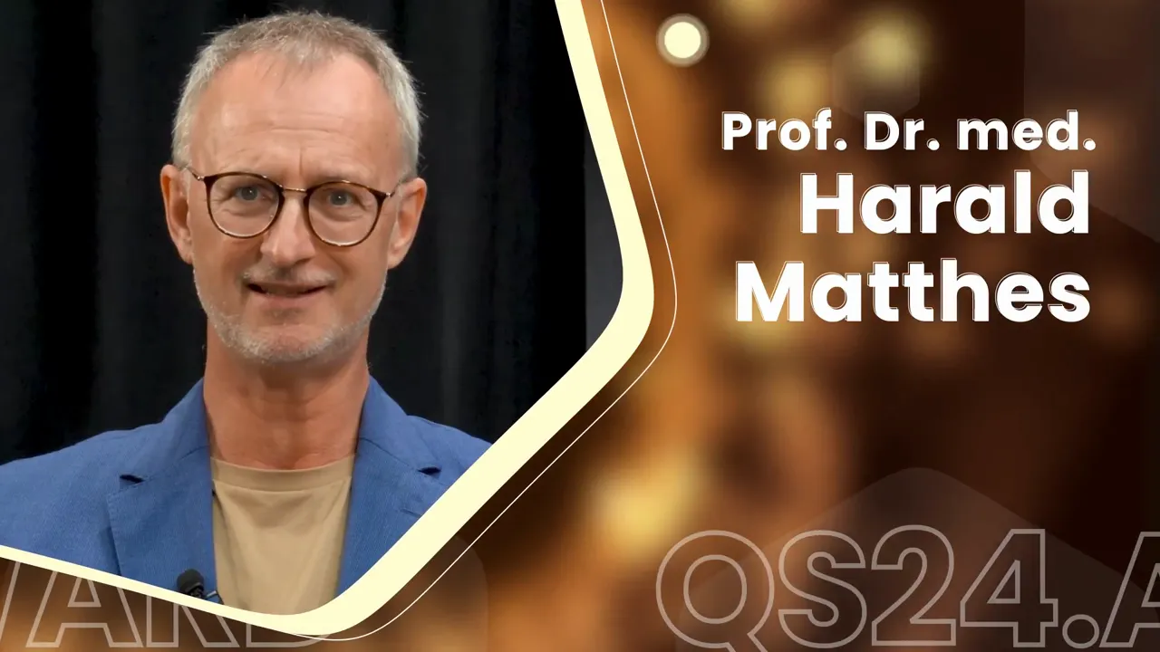 Freundliches Porträt eines Mannes mit Brille im Interview vor dunklem Vorhang, klare grafische Titelfläche rechts